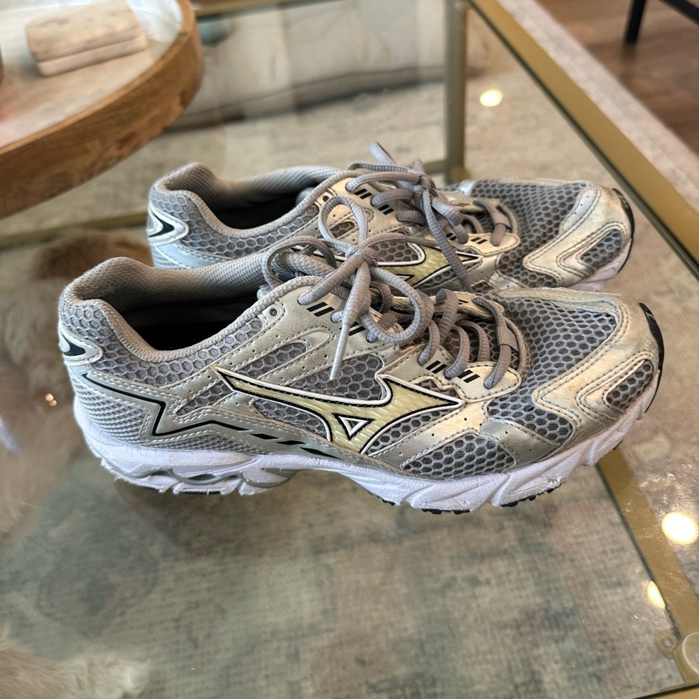 Mizuno women’s sneakers size 8 silver/grey